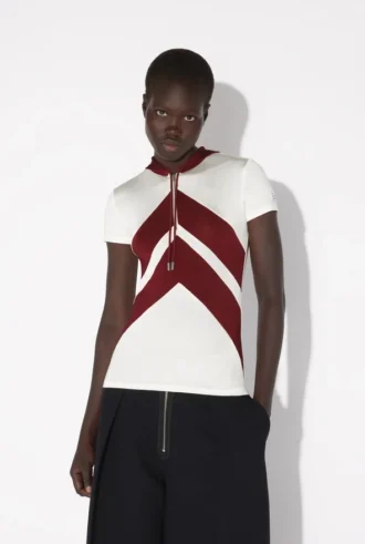 Białą koszulkę z wzorem w jodełki