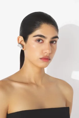 Kolczyk typu ear cuff w kształcie zgniecionej puszki