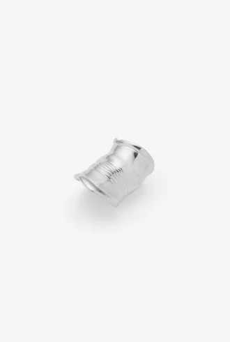 Kolczyk typu ear cuff w kształcie zgniecionej puszki
