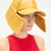 Żółta czapka marynarska typu bucket z daszkiem