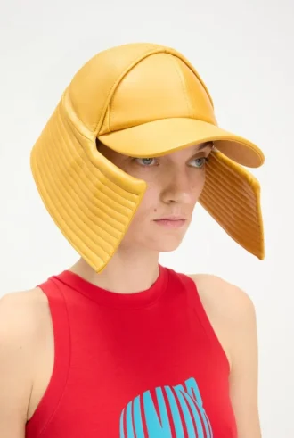 Żółta czapka marynarska typu bucket z daszkiem